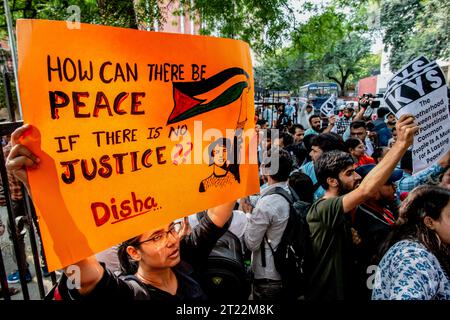 Neu-Delhi, Indien. Oktober 2023. Demonstranten von Indiens linken Parteien halten Plakate zur Unterstützung Palästinas während einer Anti-Israel-Demonstration in Jantar Mantar in Neu-Delhi. Nach den Terroranschlägen der Hamas vom 7. Oktober versammelte sich die Demonstranten in Neu-Delhi, was dazu geführt hat, dass Israel den Gazastreifen komplett blockierte und die Bewohner im nördlichen Teil der Region dazu drängte, südlich der Feuchtgebiete des Wadi-Gazastreifens umzusiedeln. Quelle: SOPA Images Limited/Alamy Live News Stockfoto