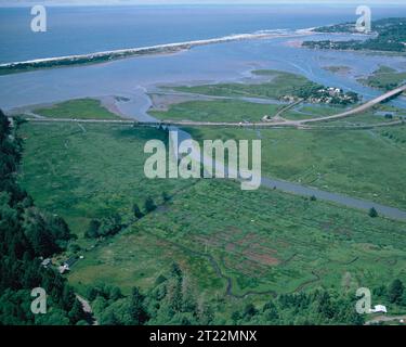 Das Siletz Bay National Wildlife Refuge in Oregon ist das einzige Küstenschutzgebiet im Bundesstaat, das mit dem Auto erreichbar ist. Es bietet leichten Zugang zu verschiedenen Feuchtgebieten und Lebensräumen. Der U.S. Highway 101 führt durch die Schutzhütte und bietet malerische Ausblicke und Möglichkeiten zur Tierbeobachtung. Stockfoto