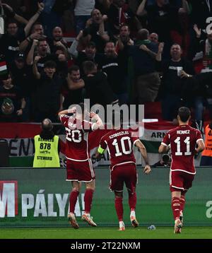 BUDAPEST, UNGARN - 14. OKTOBER: Roland Sallai, Dominik Szoboszlai, Milos Kerkez aus Ungarn feiert mit Fans während der UEFA EURO 2024 Europa qua Stockfoto