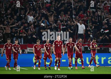 BUDAPEST, UNGARN - 14. OKTOBER: Roland Sallai, Dominik Szoboszlai, Milos Kerkez, Attila Szalai von Ungarn feiert mit Fans während der UEFA EURO 20 Stockfoto