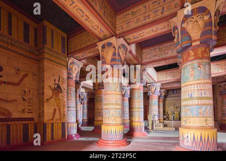 Der ägyptische Tempel mit hohen Säulen und komplizierten Entwürfen beherbergt Skulpturen von Hathor. Die Wände und die Decke sind voller Hieroglyphen. Das Foto sc Stockfoto