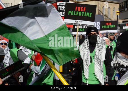 Tausende pro-palästinensischer demonstranten marschieren durch die Straßen Londons als Teil des Protestes „Stand by Palestine Protest“ am 9. Oktober 2023 Stockfoto