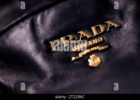 Das Logo der italienischen Mode- und Lederwarenmarke Prada auf einer Prada-Ledertasche. Prada konnte vor kurzem einen prestigeträchtigen Deal einfädeln: Astronauten einer bevorstehenden NASA-Mission werden in Prada-Raumanzüge zum Mond aufbrechen. Themenbild, Symbolbild Köln, 16.10.2023 NRW Deutschland *** das Logo der italienischen Mode- und Lederwarenmarke Prada auf einer Prada Ledertasche Prada konnte Prada kürzlich einen prestigeträchtigen Deal abschließen Astronauten auf einer bevorstehenden NASA-Mission werden mit Prada Raumanzügen zum Mond aufbrechen Themenbild: Symbolbild Köln, 16 10 2023 NRW Deutschland Copyri Stockfoto