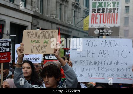 Tausende pro-palästinensischer demonstranten marschieren durch die Straßen Londons als Teil des Protestes „Stand by Palestine Protest“ am 9. Oktober 2023 Stockfoto