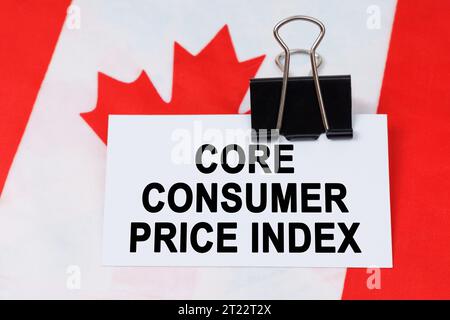 Wirtschafts- und Finanzkonzept. Auf der Flagge Kanadas befindet sich eine Visitenkarte mit der Aufschrift - Core Consumer Price Index. Stockfoto