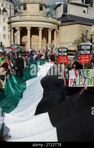 Tausende pro-palästinensischer demonstranten marschieren durch die Straßen Londons als Teil des Protestes „Stand by Palestine Protest“ am 9. Oktober 2023 Stockfoto