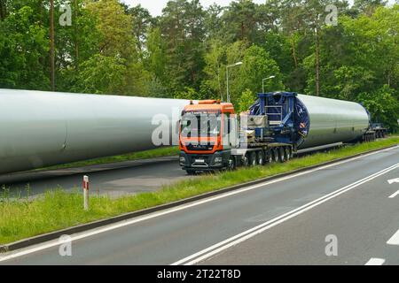 Kwilcz, Polen - 19. Mai 2023: Ein großer Lkw fährt auf der Autobahn mit zylindrischer Last. Stockfoto