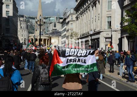 Tausende pro-palästinensischer demonstranten marschieren durch die Straßen Londons als Teil des Protestes „Stand by Palestine Protest“ am 9. Oktober 2023 Stockfoto