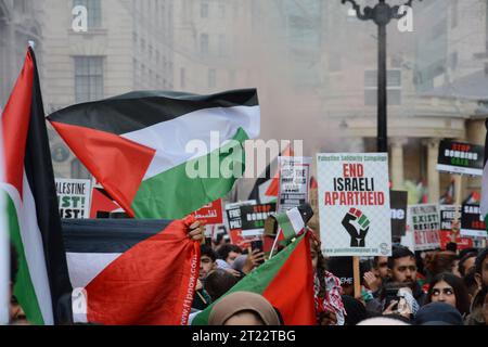 Tausende pro-palästinensischer demonstranten marschieren durch die Straßen Londons als Teil des Protestes „Stand by Palestine Protest“ am 9. Oktober 2023 Stockfoto