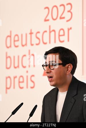 16. Oktober 2023, Hessen, Frankfurt/Main: Der österreichische Autor Tonio Schachinger hält seine Dankesrede nach dem Erhalt des Deutschen Buchpreises 2023 für seinen Roman „Endzeitalter“. Der Preis für den besten deutschsprachigen Roman des Jahres wird jährlich zu Beginn der Frankfurter Buchmesse verliehen. Foto: Arne Dedert/dpa Stockfoto