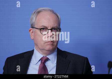 Dr. Hans Christoph Atzpodien, Hauptgeschäftsführer des Bundesverbandes der Deutschen Sicherheits- und Verteidigungsindustrie, Deutschland, Berlin, Bundespressekonferenz, Thema: Vorstellung des Impulspapiers Beitrag zu Grundlagen und Grenzen Künstliche Intelligenz KI beim Einsatz in Verteidigungstechnologien *** Dr. Hans Christoph Atzpodien, Vorstandsvorsitzender des Verbandes der Deutschen Sicherheits- und Verteidigungsindustrie, Deutschland, Berlin, Bundespressekonferenz, Thema Präsentation des Impulse Paper Beitrags zu den Grundlagen und Grenzen der Künstlichen Intelligenz im Einsatz in Stockfoto