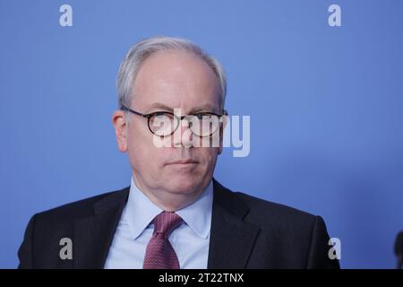 Dr. Hans Christoph Atzpodien, Hauptgeschäftsführer des Bundesverbandes der Deutschen Sicherheits- und Verteidigungsindustrie, Deutschland, Berlin, Bundespressekonferenz, Thema: Vorstellung des Impulspapiers Beitrag zu Grundlagen und Grenzen Künstliche Intelligenz KI beim Einsatz in Verteidigungstechnologien *** Dr. Hans Christoph Atzpodien, Vorstandsvorsitzender des Verbandes der Deutschen Sicherheits- und Verteidigungsindustrie, Deutschland, Berlin, Bundespressekonferenz, Thema Präsentation des Impulse Paper Beitrags zu den Grundlagen und Grenzen der Künstlichen Intelligenz im Einsatz in Stockfoto