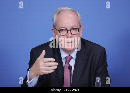 Dr. Hans Christoph Atzpodien, Hauptgeschäftsführer des Bundesverbandes der Deutschen Sicherheits- und Verteidigungsindustrie, Deutschland, Berlin, Bundespressekonferenz, Thema: Vorstellung des Impulspapiers Beitrag zu Grundlagen und Grenzen Künstliche Intelligenz KI beim Einsatz in Verteidigungstechnologien *** Dr. Hans Christoph Atzpodien, Vorstandsvorsitzender des Verbandes der Deutschen Sicherheits- und Verteidigungsindustrie, Deutschland, Berlin, Bundespressekonferenz, Thema Präsentation des Impulse Paper Beitrags zu den Grundlagen und Grenzen der Künstlichen Intelligenz im Einsatz in Stockfoto