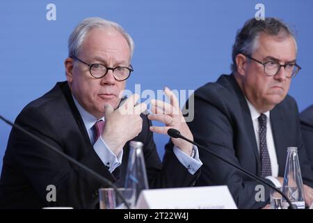 Dr. Hans Christoph Atzpodien, Hauptgeschäftsführer des Bundesverbandes der Deutschen Sicherheits- und Verteidigungsindustrie, Prof. Dr. Wolfgang Koch, Fraunhofer FKIE, Deutschland, Berlin, Bundespressekonferenz, Thema: Vorstellung des Impulspapiers Beitrag zu Grundlagen und Grenzen Künstliche Intelligenz KI beim Einsatz in Verteidigungstechnologien *** Dr. Hans Christoph Atzpodien, Vorstandsvorsitzender des Verbandes der Deutschen Sicherheits- und Verteidigungsindustrie, Prof. Dr. Wolfgang Koch, Fraunhofer FKIE, Deutschland, Berlin, Bundespressekonferenz, Themenpräsentation des Impulspapierbeitrags zum Stockfoto