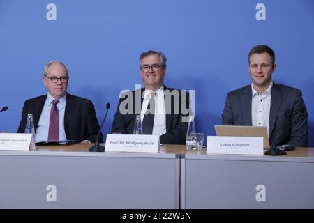 Dr. Hans Christoph Atzpodien, Hauptgeschäftsführer des Bundesverbandes der Deutschen Sicherheits- und Verteidigungsindustrie, Prof. Dr. Wolfgang Koch, Fraunhofer FKIE, Lukas Klingholz, Leiter Cloud & Künstliche Intelligenz Bitkom e.V., Deutschland, Berlin, Bundespressekonferenz, Thema: Vorstellung des Impulspapiers Beitrag zu Grundlagen und Grenzen Künstliche Intelligenz KI beim Einsatz in Verteidigungstechnologien *** Dr. Hans Christoph Atzpodien, Vorstandsvorsitzender des Verbandes der Deutschen Sicherheits- und Verteidigungsindustrie, Prof. Dr. Wolfgang Koch, Fraunhofer FKIE, Lukas Klingholz, Leiter Cloud Art Stockfoto