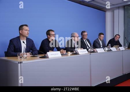 Matthias Johannes Wachter, BDI, Florian Keisinger, Airbus Defence and Space, Campaign Manager FCAS, Dr. Hans Christoph Atzpodien, Hauptgeschäftsführer des Bundesverbandes der Deutschen Sicherheits- und Verteidigungsindustrie, Prof. Dr. Wolfgang Koch, Fraunhofer FKIE, Lukas Klingholz, Bitkom, Philipp Graf von der Schulenburg, BDLI, Deutschland, Berlin, Bundespressekonferenz, Thema: Vorstellung des Impulspapiers Beitrag zu Grundlagen und Grenzen Künstliche Intelligenz KI beim Einsatz in Verteidigungstechnologien *** Matthias Johannes Wachter, BDI, Florian Keisinger, Airbus Defence and Space, CA Stockfoto