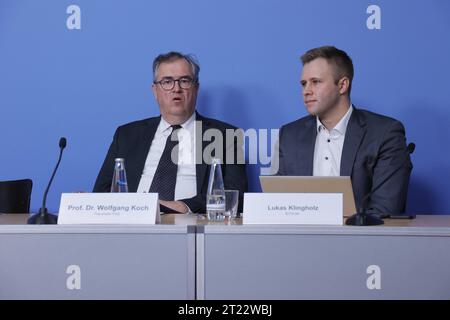 Prof. Dr. Wolfgang Koch, Fraunhofer FKIE, Lukas Klingholz, Bitkom, Deutschland, Berlin, Bundespressekonferenz, Thema: Vorstellung des Impulspapiers Beitrag zu Grundlagen und Grenzen Künstliche Intelligenz KI beim Einsatz in Verteidigungstechnologien *** Prof. Dr. Wolfgang Koch, Fraunhofer FKIE, Lukas Klingholz, Bitkom, Deutschland, Berlin, Bundespressekonferenz, Thema Präsentation des Impulspapiers Beitrag zu Grundlagen und Grenzen künstlicher Intelligenz im Einsatz in Verteidigungstechnologien Credit: Imago/Alamy Live News Stockfoto