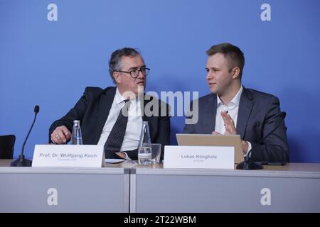 Prof. Dr. Wolfgang Koch, Fraunhofer FKIE, Lukas Klingholz, Bitkom, Deutschland, Berlin, Bundespressekonferenz, Thema: Vorstellung des Impulspapiers Beitrag zu Grundlagen und Grenzen Künstliche Intelligenz KI beim Einsatz in Verteidigungstechnologien *** Prof. Dr. Wolfgang Koch, Fraunhofer FKIE, Lukas Klingholz, Bitkom, Deutschland, Berlin, Bundespressekonferenz, Thema Präsentation des Impulspapiers Beitrag zu Grundlagen und Grenzen künstlicher Intelligenz im Einsatz in Verteidigungstechnologien Credit: Imago/Alamy Live News Stockfoto