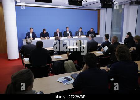 Matthias Johannes Wachter, BDI, Florian Keisinger, Airbus Defence and Space, Campaign Manager FCAS, Dr. Hans Christoph Atzpodien, Hauptgeschäftsführer des Bundesverbandes der Deutschen Sicherheits- und Verteidigungsindustrie, Prof. Dr. Wolfgang Koch, Fraunhofer FKIE, Lukas Klingholz, Bitkom, Philipp Graf von der Schulenburg, BDLI, Deutschland, Berlin, Bundespressekonferenz, Thema: Vorstellung des Impulspapiers Beitrag zu Grundlagen und Grenzen Künstliche Intelligenz KI beim Einsatz in Verteidigungstechnologien *** Matthias Johannes Wachter, BDI, Florian Keisinger, Airbus Defence and Space, CA Stockfoto