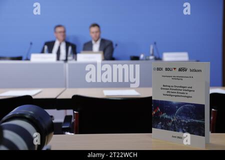 Prof. Dr. Wolfgang Koch, Fraunhofer FKIE, Lukas Klingholz, Bitkom, Deutschland, Berlin, Bundespressekonferenz, Thema: Vorstellung des Impulspapiers Beitrag zu Grundlagen und Grenzen Künstliche Intelligenz KI beim Einsatz in Verteidigungstechnologien *** Prof. Dr. Wolfgang Koch, Fraunhofer FKIE, Lukas Klingholz, Bitkom, Deutschland, Berlin, Bundespressekonferenz, Thema Präsentation des Impulspapiers Beitrag zu Grundlagen und Grenzen künstlicher Intelligenz im Einsatz in Verteidigungstechnologien Credit: Imago/Alamy Live News Stockfoto