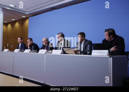 Matthias Johannes Wachter, BDI, Florian Keisinger, Airbus Defence and Space, Campaign Manager FCAS, Dr. Hans Christoph Atzpodien, Hauptgeschäftsführer des Bundesverbandes der Deutschen Sicherheits- und Verteidigungsindustrie, Prof. Dr. Wolfgang Koch, Fraunhofer FKIE, Lukas Klingholz, Bitkom, Philipp Graf von der Schulenburg, BDLI, Deutschland, Berlin, Bundespressekonferenz, Thema: Vorstellung des Impulspapiers Beitrag zu Grundlagen und Grenzen Künstliche Intelligenz KI beim Einsatz in Verteidigungstechnologien *** Matthias Johannes Wachter, BDI, Florian Keisinger, Airbus Defence and Space, CA Stockfoto