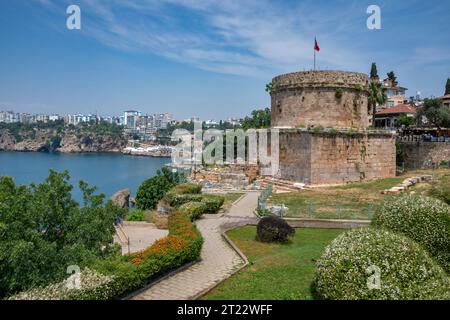 Der alte Burgturm (Hidirlik) in der Altstadt von Kaleici, Antalya, der mediterranen Küste, der Südtürkei Stockfoto