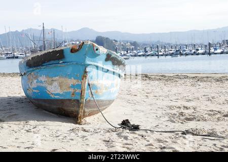 Verlassenes hölzernes Fischerboot Stockfoto