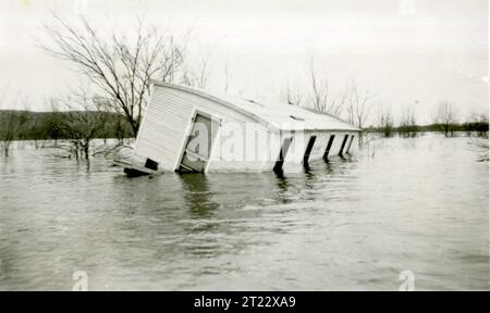 Schwere Überschwemmungen haben das Gelände und die Infrastruktur verändert, was zu ausgeblasenen Straßen, verworfenen Böden und einer weitverbreiteten Oberflächenwasserversorgung geführt hat. Stockfoto