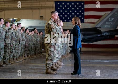 Vizepräsidentin Kamala Harris begrüßt die Luftwaffenstützpunkt Luke, Donnerstag, 19. Januar 2023, in Maricopa County, Arizona. Stockfoto