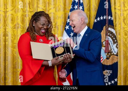 Präsident Joe Biden überreicht Blondel Pinnock im Namen des Billie Holiday Theatre die National Medal of the Arts 2021 bei der National Arts and Humanities Medal Ceremony am Dienstag, den 21. März 2023, im East Room des Weißen Hauses. Stockfoto