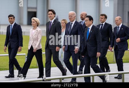 Präsident Joe Biden und die G7-Führer nehmen an einer Kranzniederlegung im Hiroshima Memorial Museum und Peace Memorial Park Teil, Freitag, den 19. Mai 2023, in Hiroshima. Japan. Stockfoto