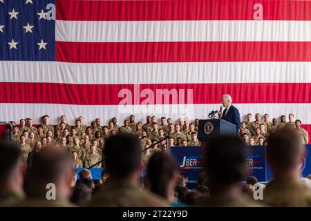 Präsident Joe Biden hält am Montag, den 11. September 2023, in Anchorage, Alaska, eine Rede zum Jahrestag des Jahres 9/11 vor Mitgliedern, Ersthelfern und Familien auf der Joint Base Elmendorf-Richardson. (Offizielles Foto des Weißen Hauses von Adam Schultz) Stockfoto
