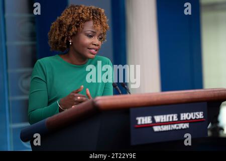 Die Pressesekretärin des Weißen Hauses, Karine Jean-Pierre, beantwortet Fragen während eines täglichen Pressebriefings am 28. August 2023 im James S. Brady Press Briefing Room des Weißen Hauses. Stockfoto