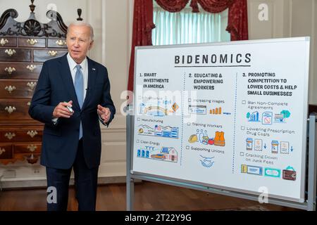 Präsident Joe Biden nimmt am Mittwoch, den 16. August 2023, im Kartenraum des Weißen Hauses ein digitales Video über „Bidenomics“ auf. Stockfoto