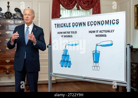 Präsident Joe Biden nimmt am Mittwoch, den 16. August 2023, im Kartenraum des Weißen Hauses ein digitales Video über „Bidenomics“ auf. Stockfoto