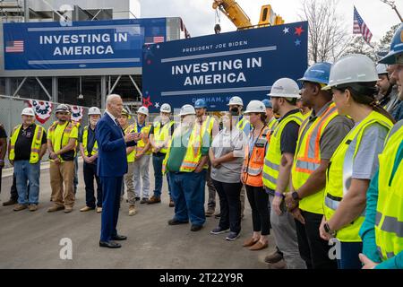 Präsident Joe Biden spricht mit Arbeitern beim Auftakt seiner „Investing in America“-Tour am Dienstag, den 28. März 2023, in der Halbleiterfabrik Wolfspeed in Durham, North Carolina. Stockfoto