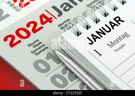 Deutscher Kalender 1. Januar 2024 Montag Neujahr mit Kugelschreiber Stockfoto