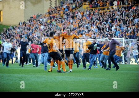 Wölfe Fußballspieler und Fans feiern die Promotion Sky Bet Football League One - Wolverhampton Wanderers gegen Rotherham United 18/04/2014 Stockfoto