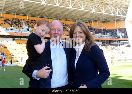 Der Besitzer des Wölfen-Fußballclubs Steve Morgan und seine Frau Sally mit ihrem Sohn Hugo. Sky Bet Football League One - Wolverhampton Wanderers gegen Rotherham United 18/04/2014 Stockfoto