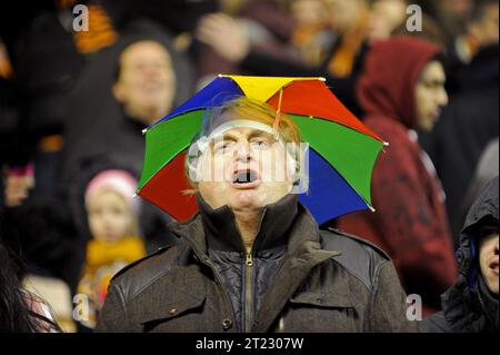 Singen im Regen. Wölves Football emotional Supporters Fans - Sky Bet Football League One - Wolverhampton Wanderers gegen Bradford City 01/02/2014 Stockfoto