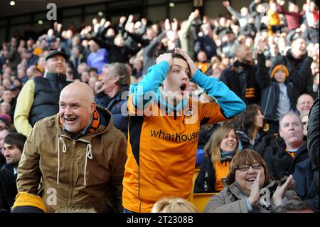 Wölfe Fußball emotionale Fans - Sky Bet Football League One - Wolverhampton Wanderers / Port Vale 03/2014 Stockfoto