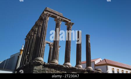 Architektonische Details des römischen Tempels von Evora in Portugal oder des Tempels von Diana. Es ist ein UNESCO-Weltkulturerbe. Stockfoto