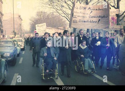 Ereignisse und Personen aus 70er Jahre DEU, Deutschland: Die historischen Farbfotos aus den Zeiten der 70er Jahre zeigen Ereignisse und Personen aus Politik, Kultur, Gewerkschaften, Arbeitsleben, Medizin u.a. Gelsenkirchen. Demonstration von Umschülern für Gerechtigkeit. CA. 1965 DEU, Deutschland: Die historischen Farbfotos aus den 1970er Jahren zeigen Veranstaltungen und Menschen aus Politik, Kultur, Gewerkschaften, Arbeitsleben, Medizin, usw. *** Veranstaltungen und Menschen aus den 70er Jahren DEU, Deutschland die historischen Farbfotos aus den 1970er Jahren zeigen Veranstaltungen und Menschen aus Politik, Kultur, Gewerkschaften, Arbeitsleben, Medizin, Stockfoto