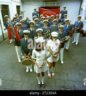 Ereignisse und Personen aus 70er Jahre DEU, Deutschland: Die historischen Farbfotos aus den Zeiten der 70er Jahre zeigen Ereignisse und Personen aus Politik, Kultur, Gewerkschaften, Arbeitsleben, Medizin u.a. Ruhrgebiet. Schalmeienkapelle ca. 1965 DEU, Deutschland: Die historischen Farbfotos aus den 1970er Jahren zeigen Veranstaltungen und Menschen aus Politik, Kultur, Gewerkschaften, Arbeitsleben, Medizin, usw. *** Veranstaltungen und Menschen aus den 70er Jahren DEU, Deutschland die historischen Farbfotos aus den 1970er Jahren zeigen Veranstaltungen und Menschen aus Politik, Kultur, Gewerkschaften, Arbeitsleben, Medizin, etc. Ruhrgebiet Schalmeienkapelle Stockfoto