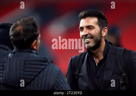 Italien Delegationsleiter Gianluigi Buffon während eines Pitch Walk im Wembley Stadium in London. Bilddatum: Montag, 16. Oktober 2023. Stockfoto
