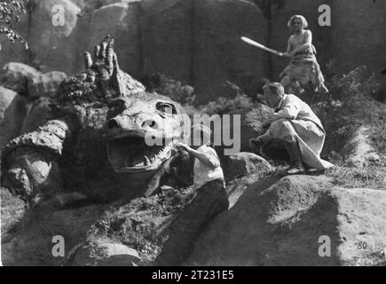 PAUL RICHTER wartet, während Studiotechniker beim Set DIE NIBELUNGEN Benzin in den Drachenmund gießen: SIEGFRIED 1924 Regisseur Fritz LANG Schriftsteller Fritz LANG und THEA VON HARBOU Bioscop AG / Universum Film (UFA) Stockfoto