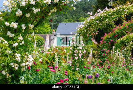 Rosenbögen und farbenfrohe Sommerblumenränder in Giverny, dem Garten des französischen impressionistischen Malers Claude Monet, Normandie, Nordfrankreich Stockfoto