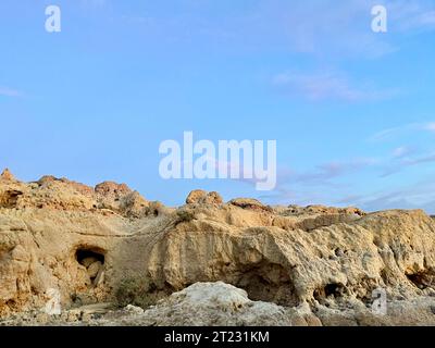 Riffbildung aus Sandstein an der Küste. Algar Seco, Carvoeiro. Stockfoto