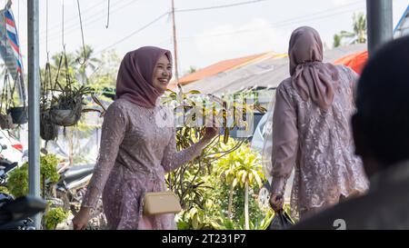 Pinrang Indonesia, 16. Oktober 2023: Frau in Bodo-Mode, typische Kleidung für Frauen aus dem Stamm der Bugis von Süd-Sulawesi, moderne Bodo-Kleidung, Stockfoto