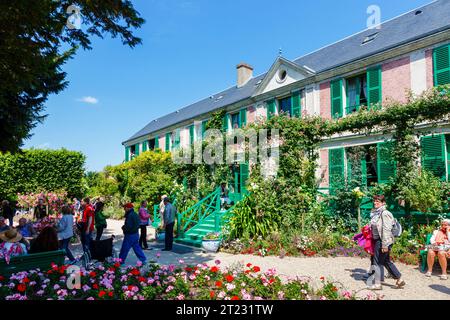 Monets Haus und Besucher in Giverny, dem Garten des französischen impressionistischen Malers Claude Monet, Normandie, Nordfrankreich Stockfoto